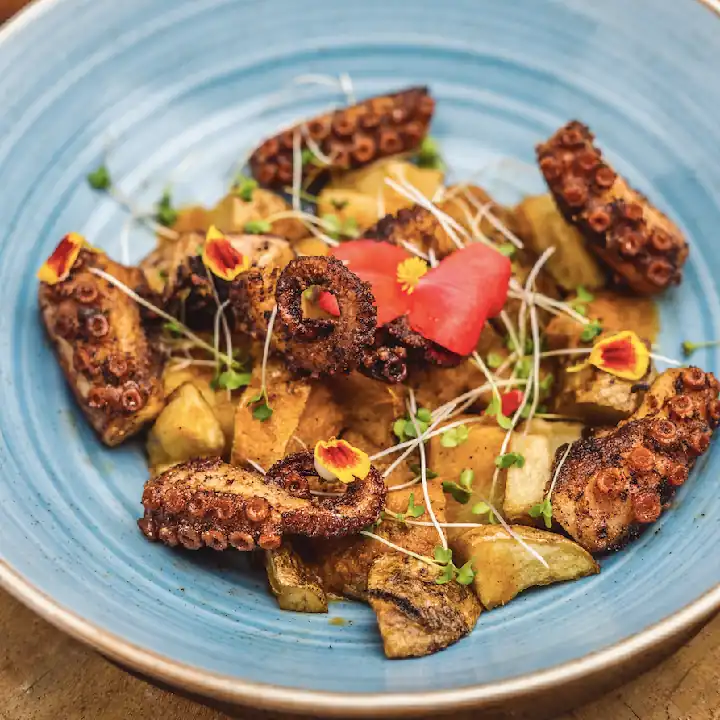 PATATAS BRAVAS CON PULPO A LA PARRILLA